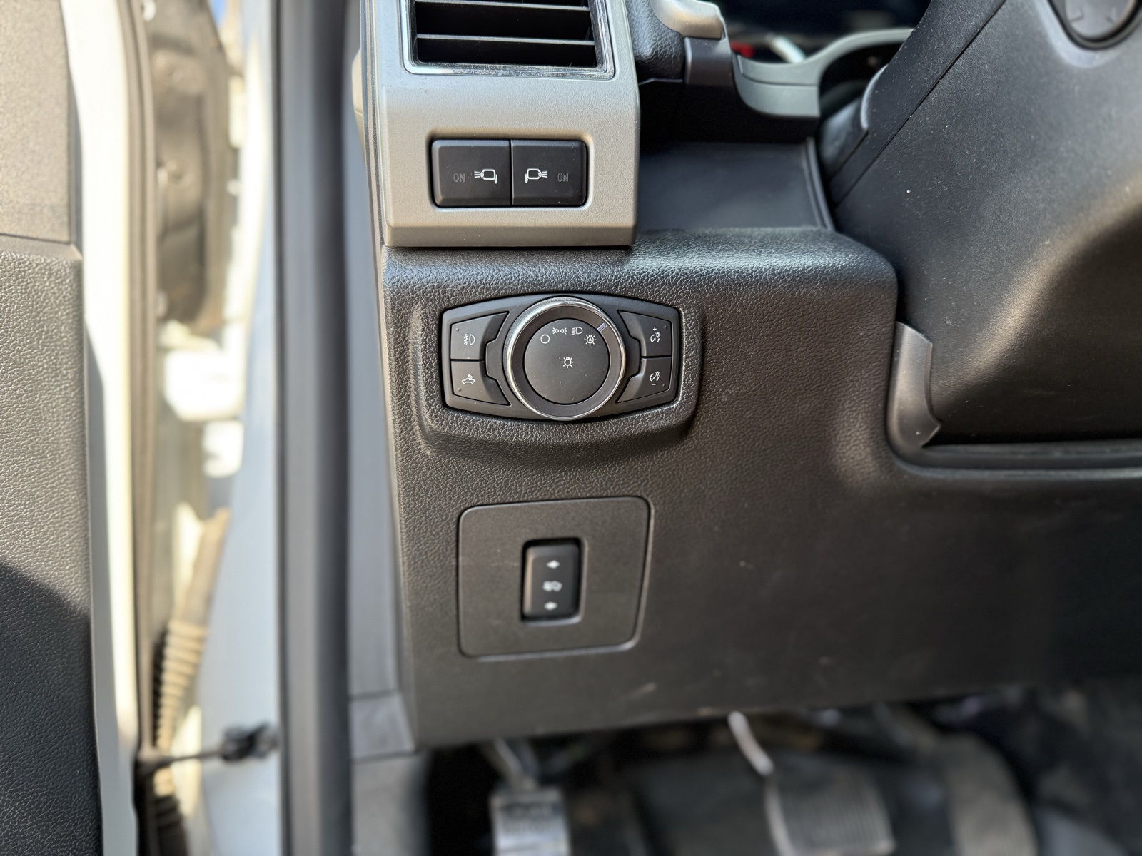 2017 Ford F-150 Lariat photo 25