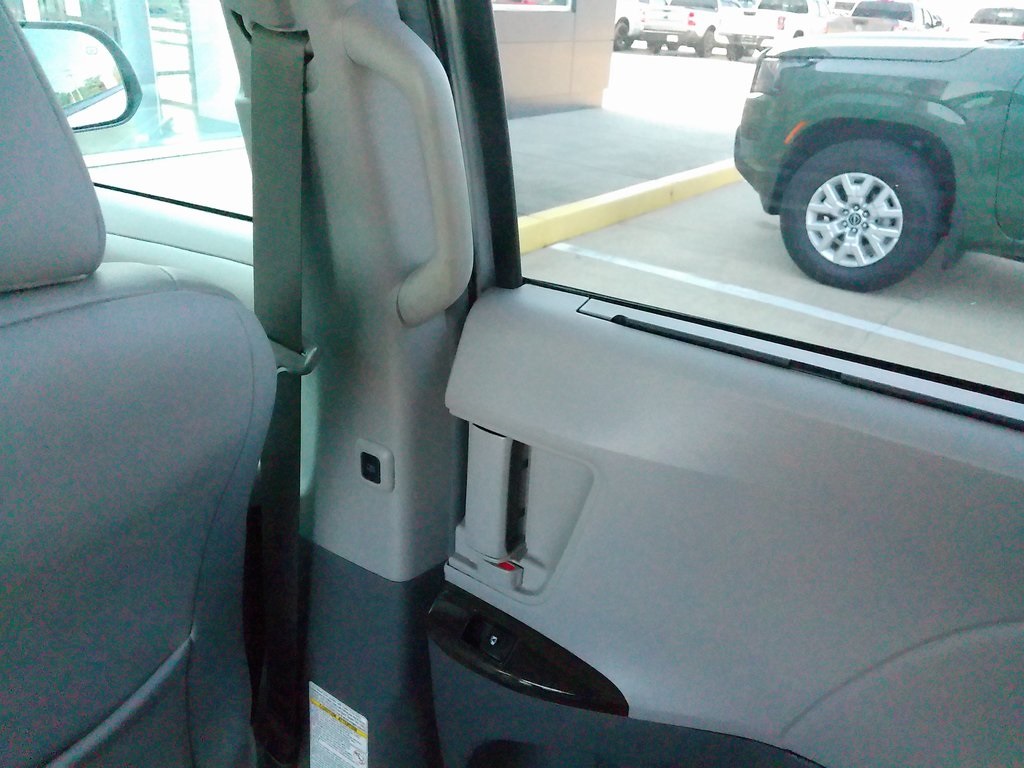 2018 Toyota Sienna XLE photo 27