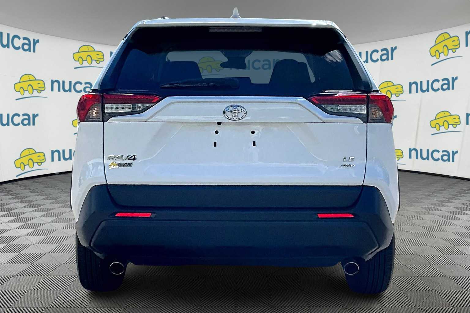 2022 Toyota RAV4 LE photo 5