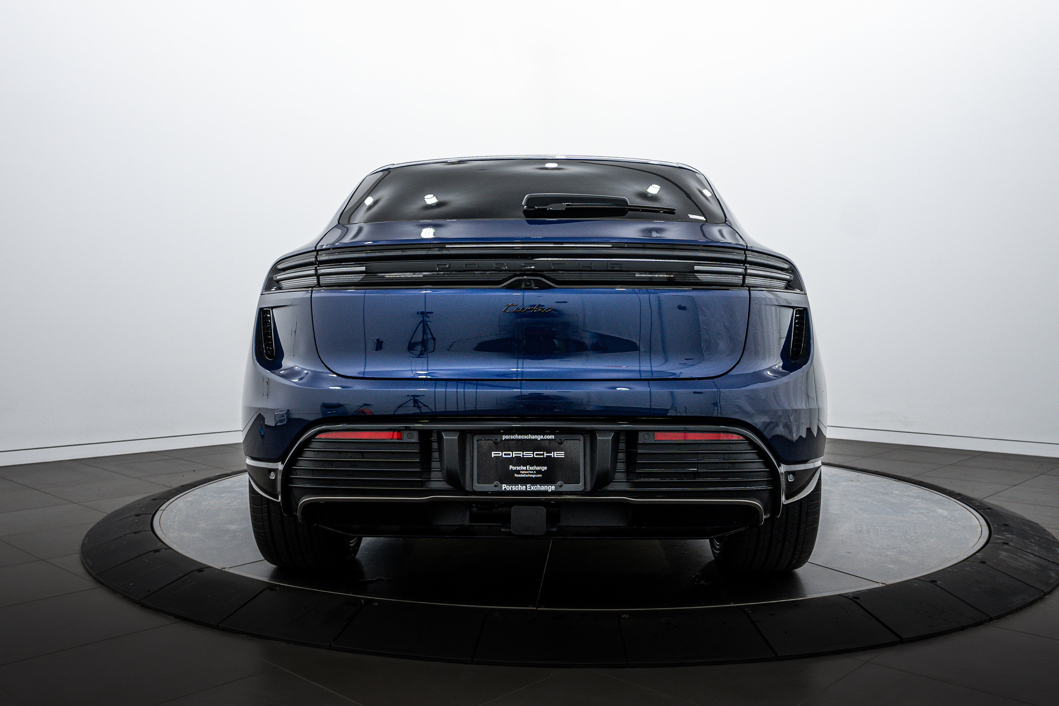 2025 Porsche Macan Turbo Electric photo 4