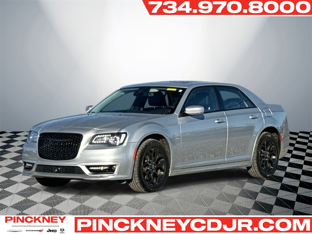 2023 Chrysler 300 Touring L's photo