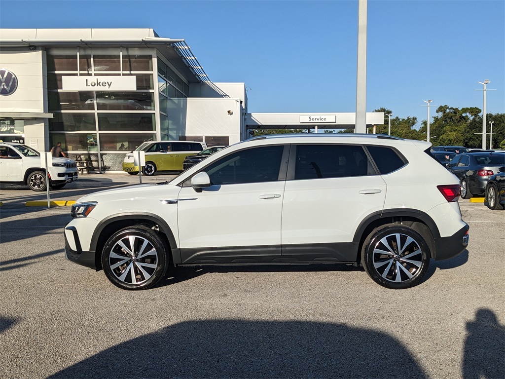 2023 Volkswagen Taos SE photo 2