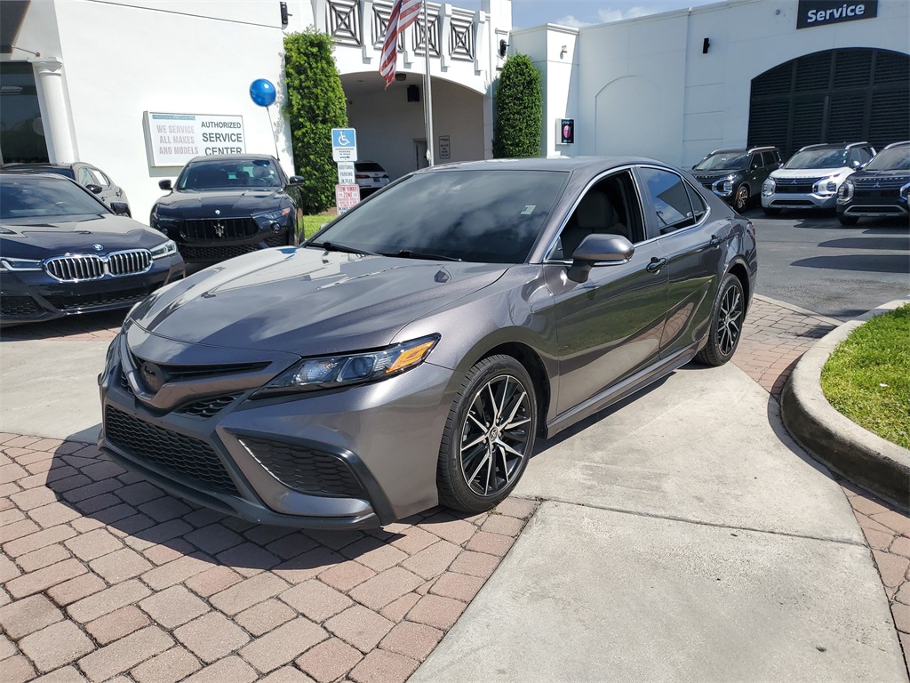 2022 Toyota Camry SE photo 3