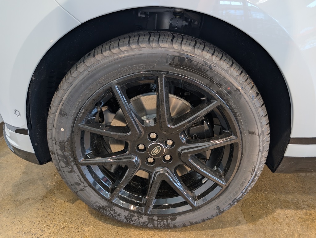 2026 Land Rover Range Rover Velar SE photo 5