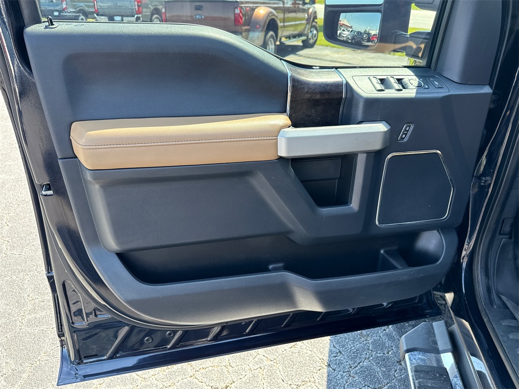 2022 Ford F-350 Lariat photo 10