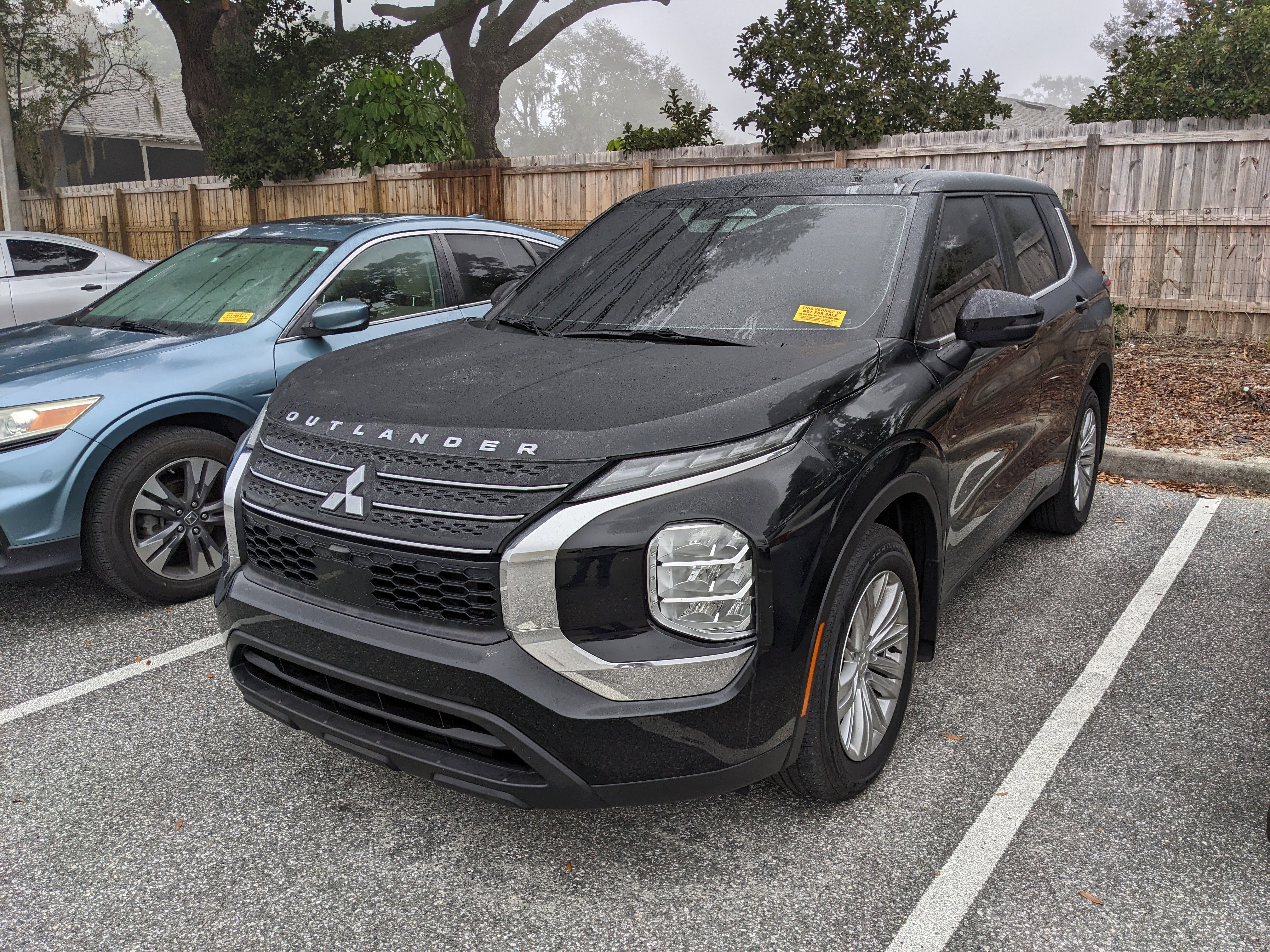 2023 Mitsubishi Outlander ES's photo