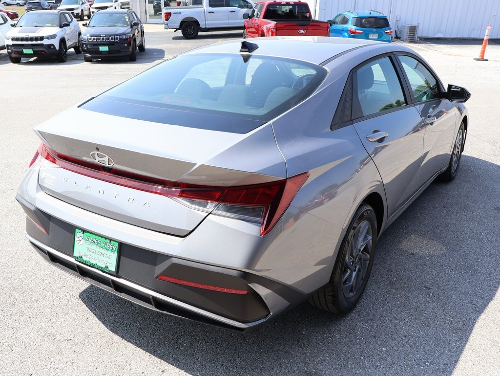 2024 Hyundai Elantra SEL photo 5