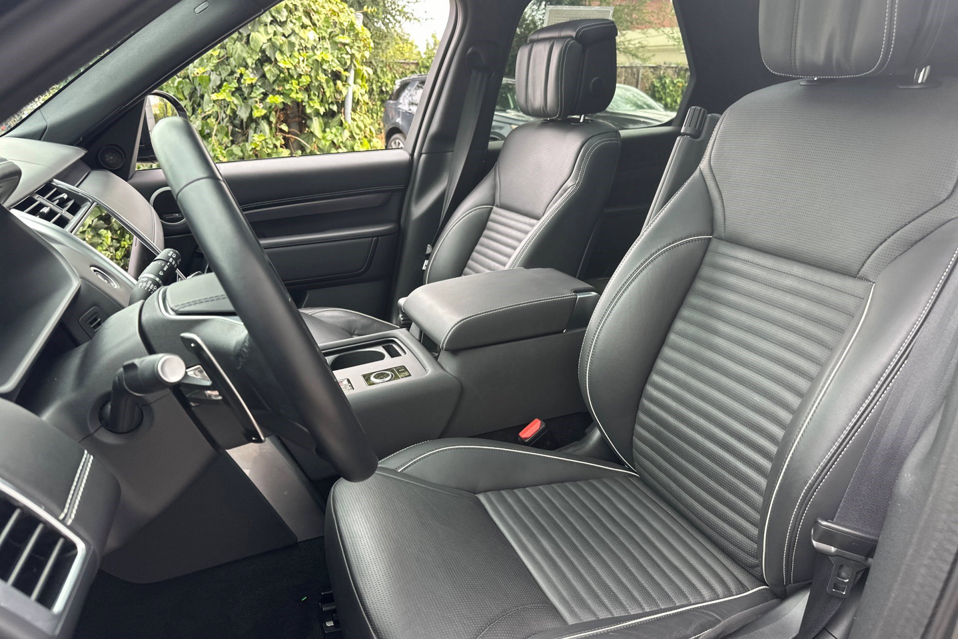2024 Land Rover Discovery Metropolitan Edition photo 5