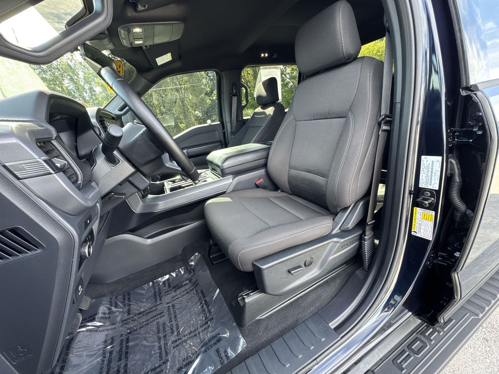 2025 Ford F-150 XLT photo 13