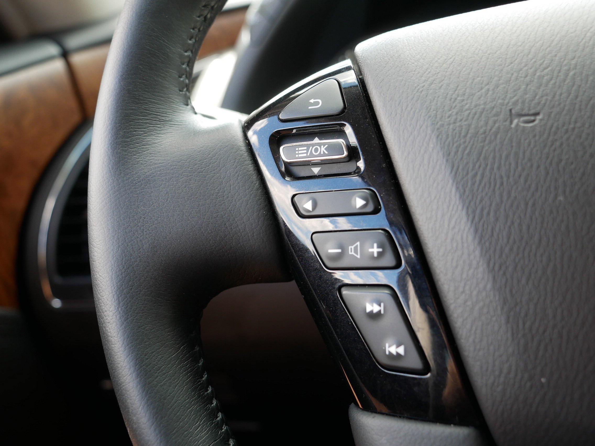 2024 Nissan Armada SL photo 28