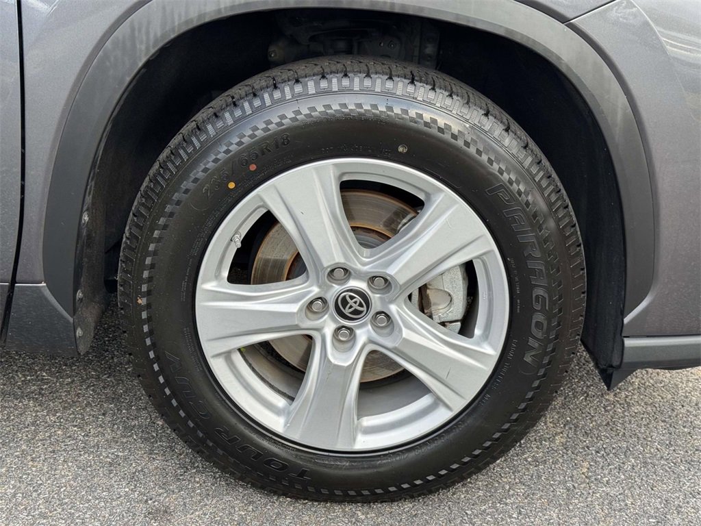 2023 Toyota Highlander LE photo 18