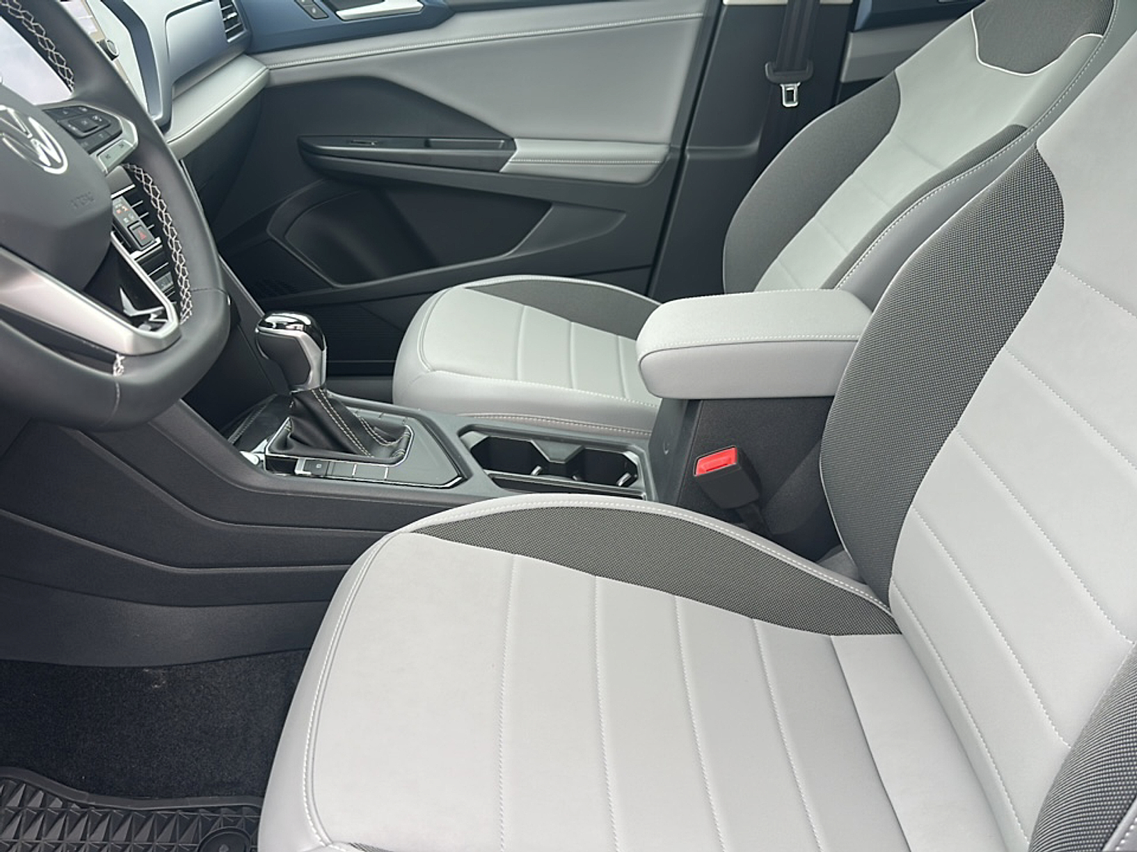 2024 Volkswagen Taos SE photo 2