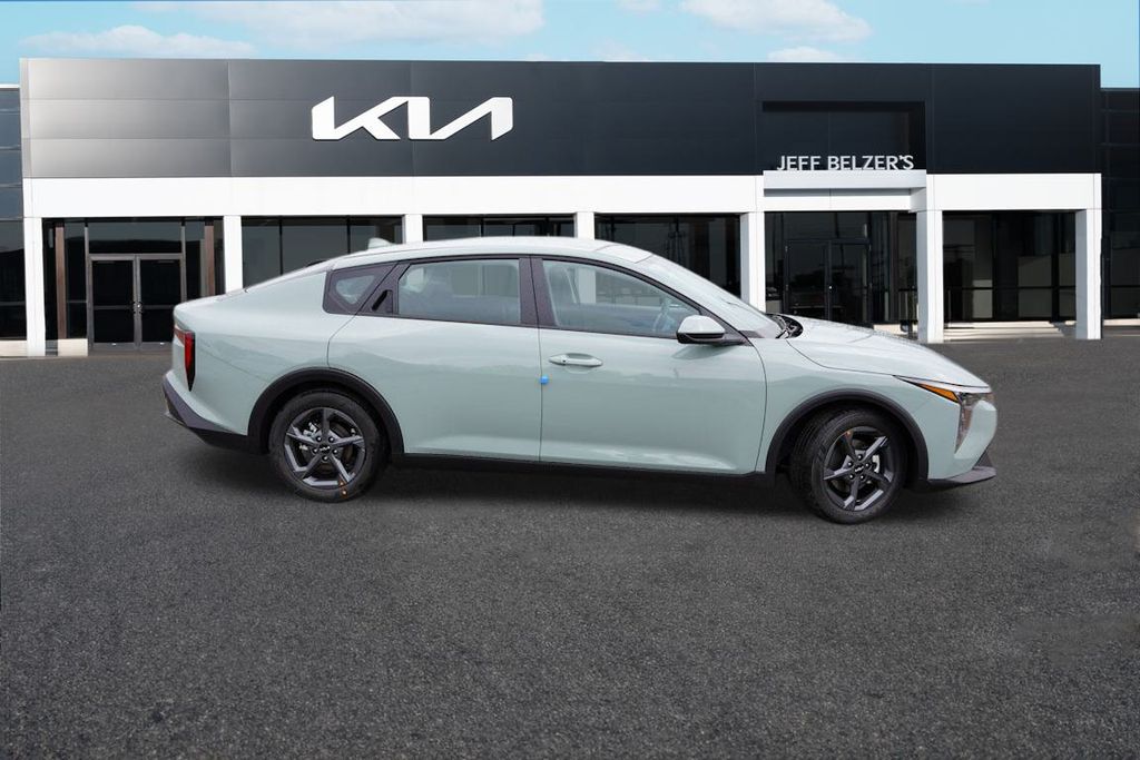 2025 Kia K4 LXS photo 2