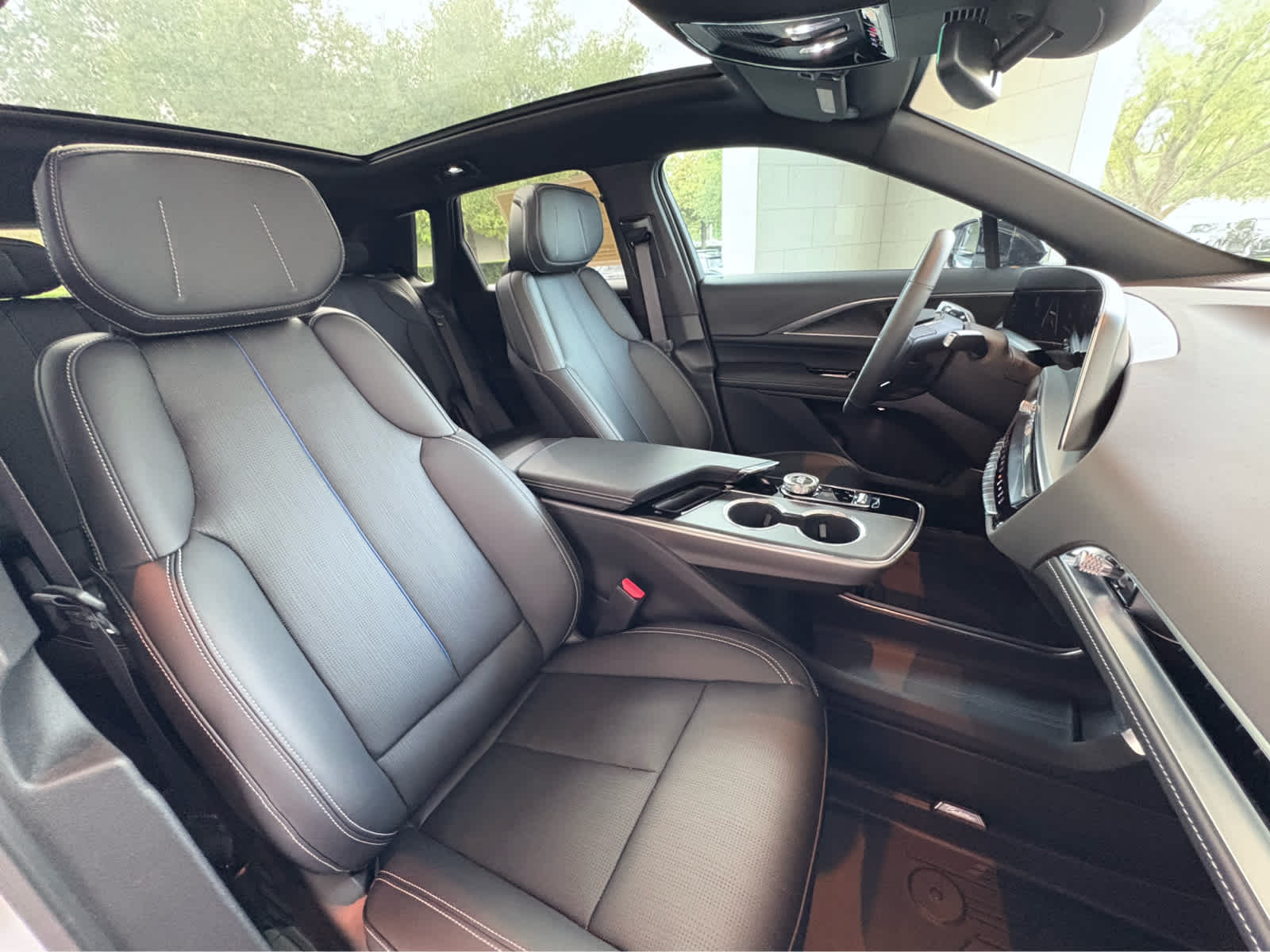 2025 Cadillac Lyriq Luxury photo 18