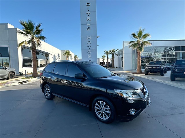 2015 Nissan Pathfinder SV's photo