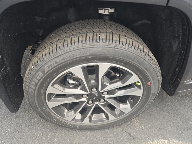 2025 Jeep Grand Cherokee Overland photo 4