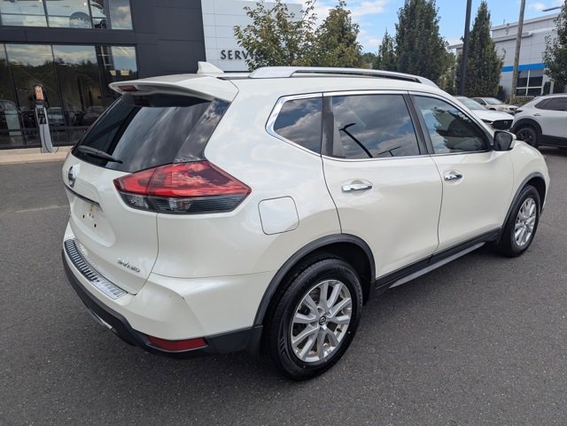 2018 Nissan Rogue SV photo 2