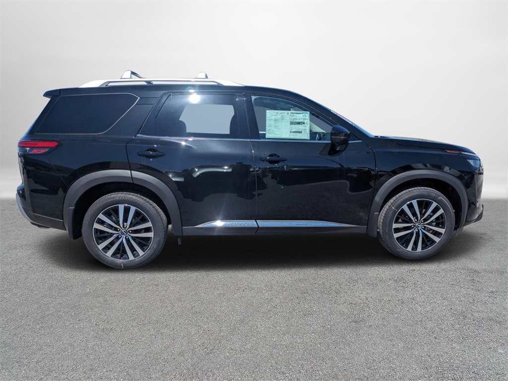 2025 Nissan Pathfinder Platinum photo 3