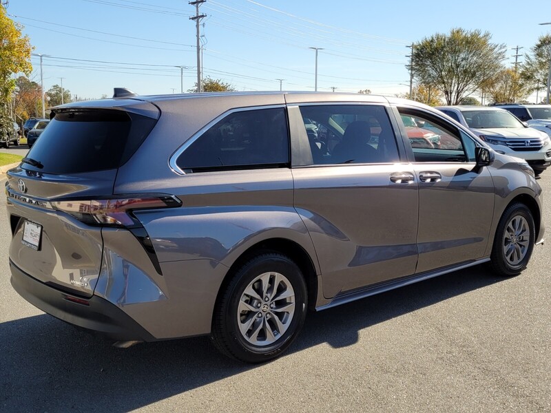 2024 Toyota Sienna LE photo 3