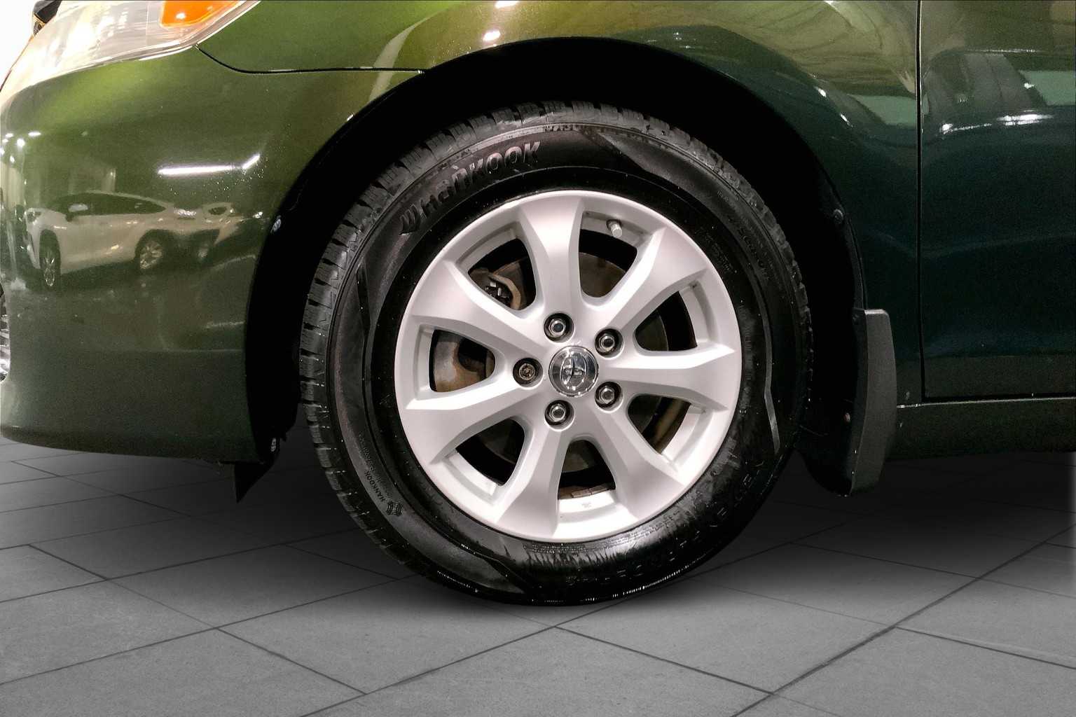 2011 Toyota Camry LE photo 9