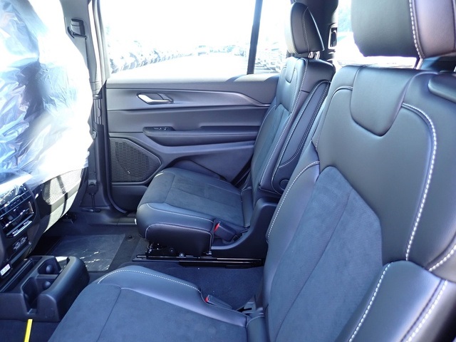 2025 Jeep Grand Cherokee Altitude photo 12