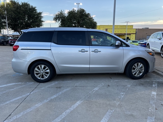 2016 Kia Sedona LX photo 5