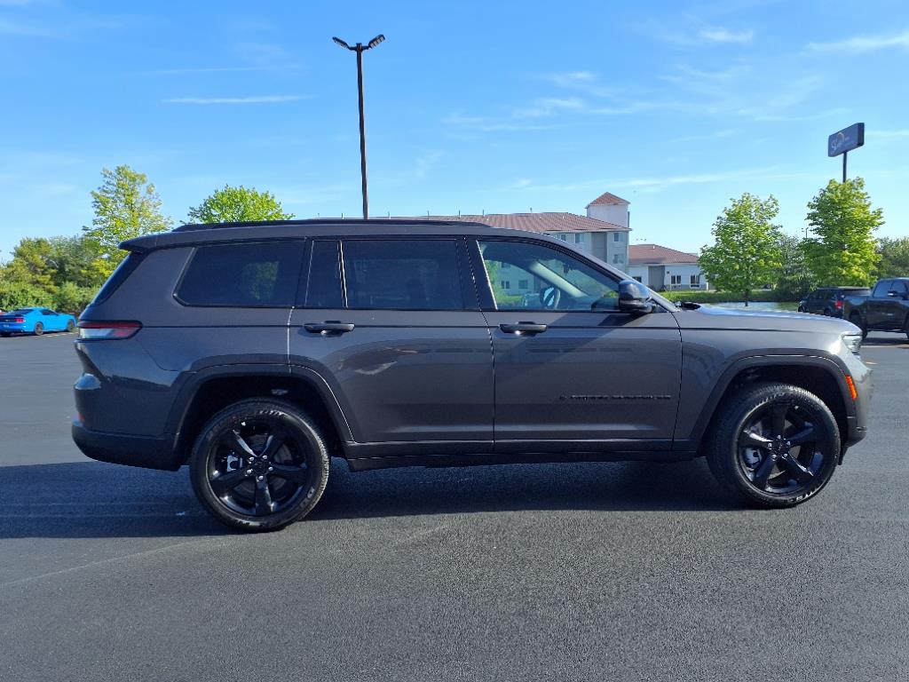 2025 Jeep Grand Cherokee Altitude X photo 2