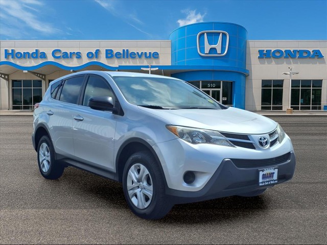 2015 Toyota RAV4 LE photo 4