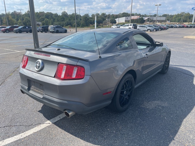 2011 Ford Mustang V6 Premium photo 3
