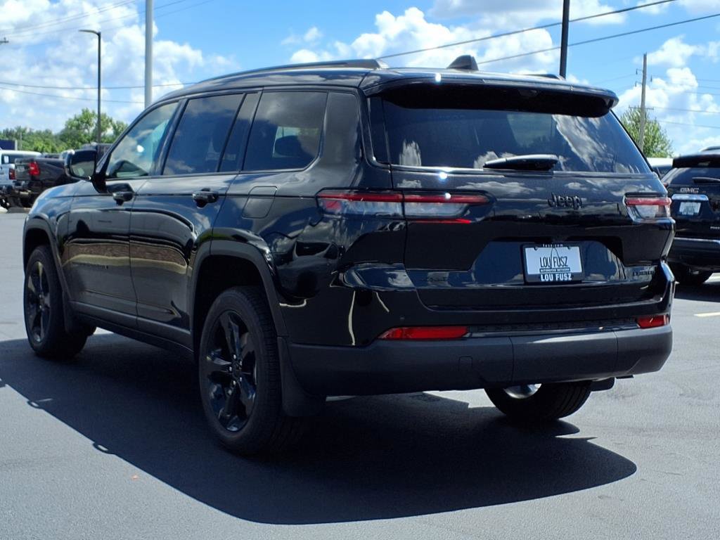 2025 Jeep Grand Cherokee Limited photo 3