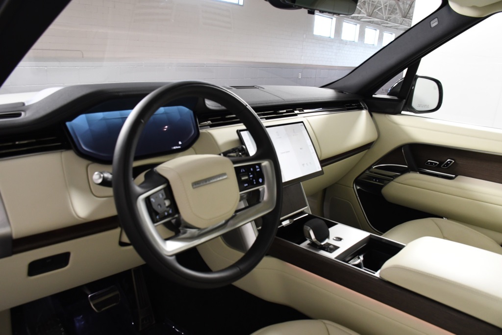 2025 Land Rover Range Rover SE photo 12