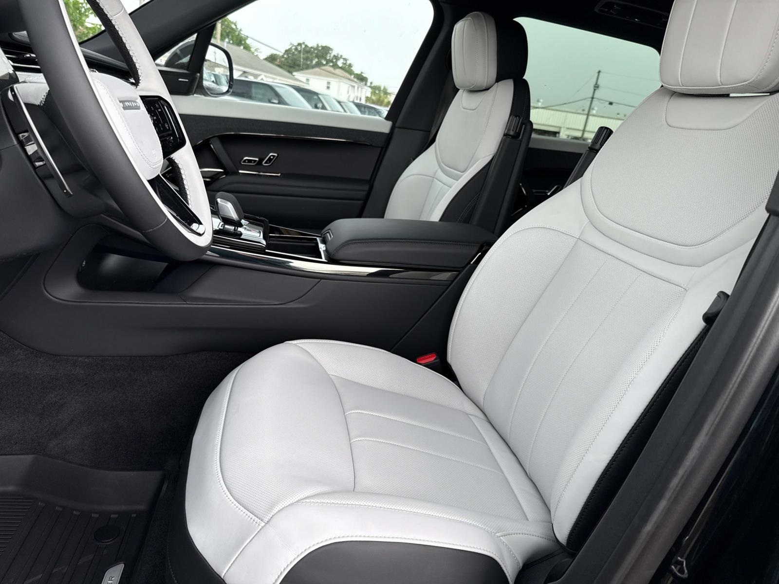 2025 Land Rover Range Rover Sport SE photo 9