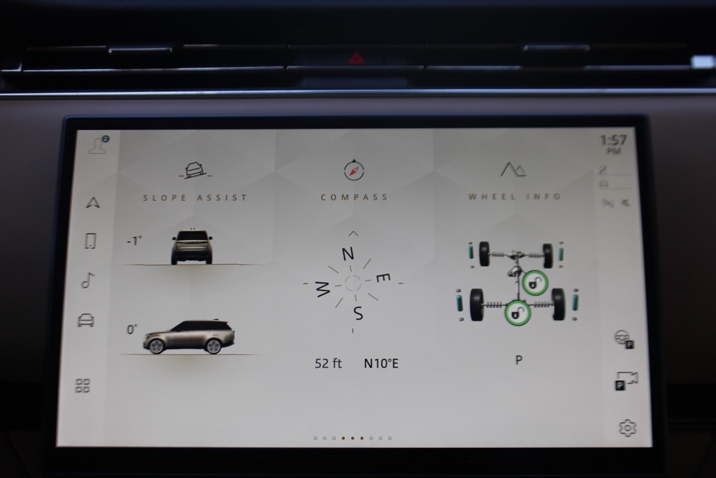 2023 Land Rover Range Rover SE photo 17