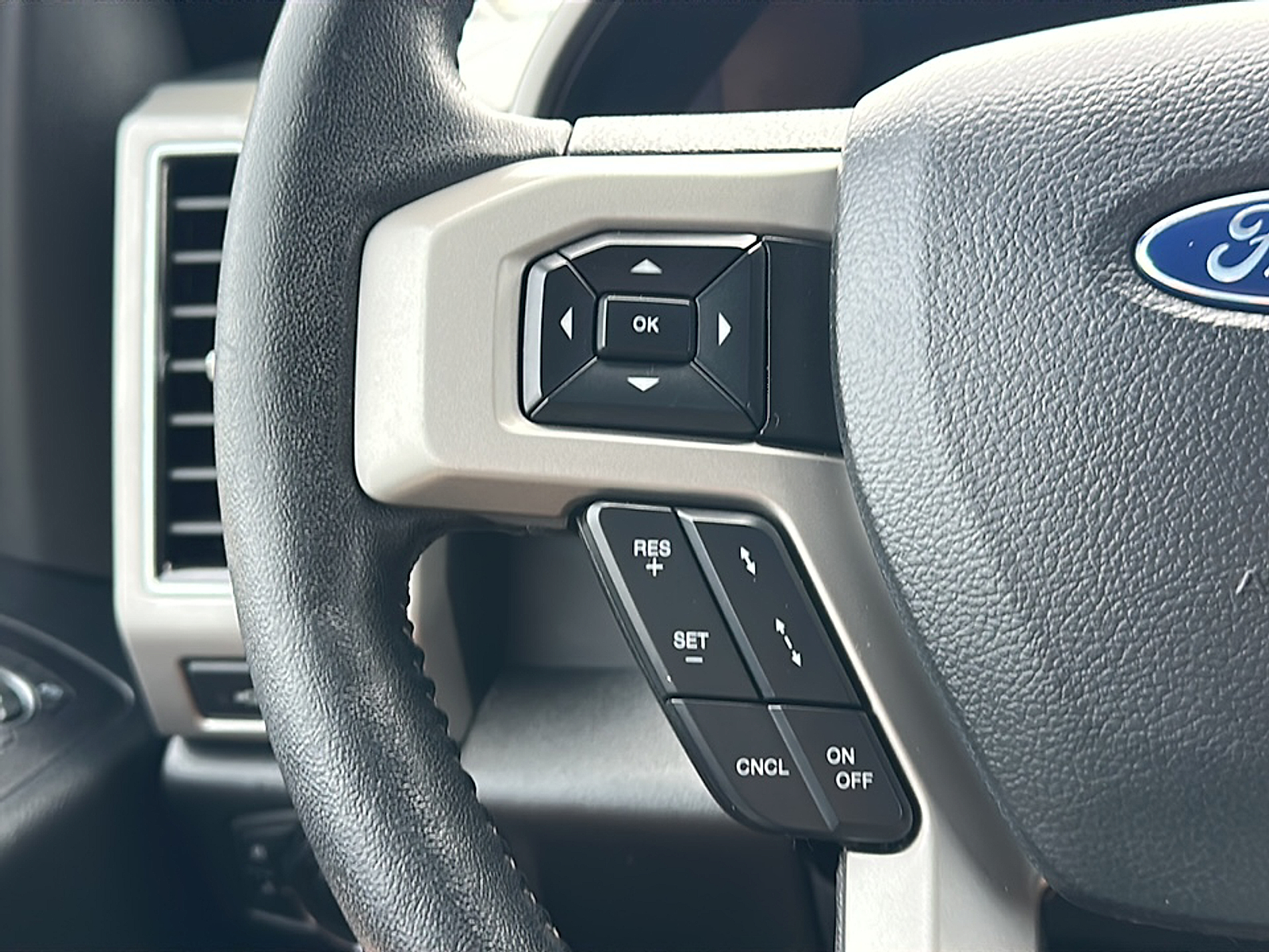 2019 Ford F-150 Lariat photo 16