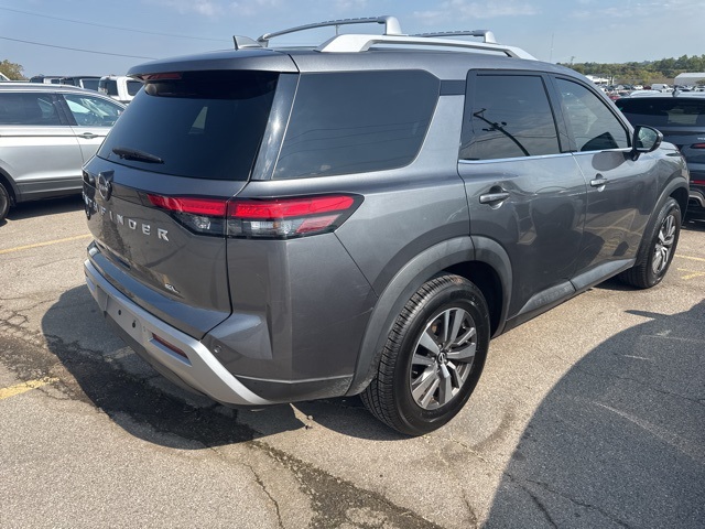2022 Nissan Pathfinder SL photo 2