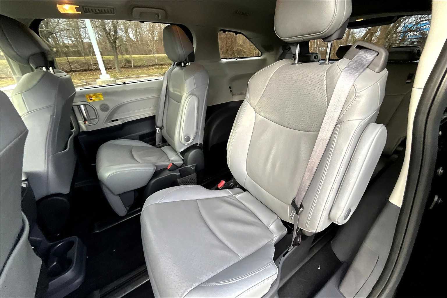 2024 Toyota Sienna Limited photo 18