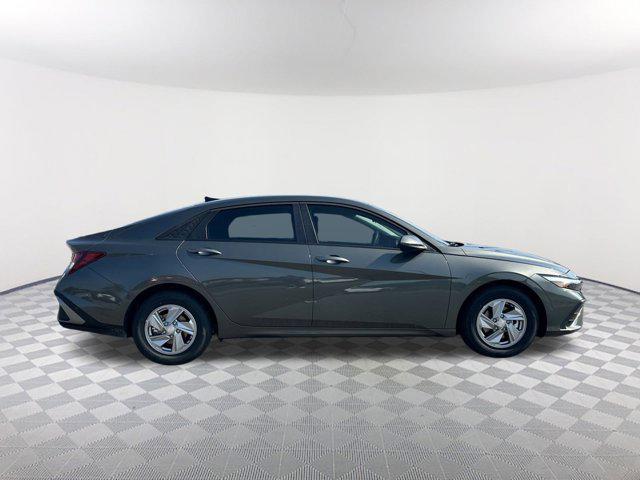 2025 Hyundai Elantra SE photo 4