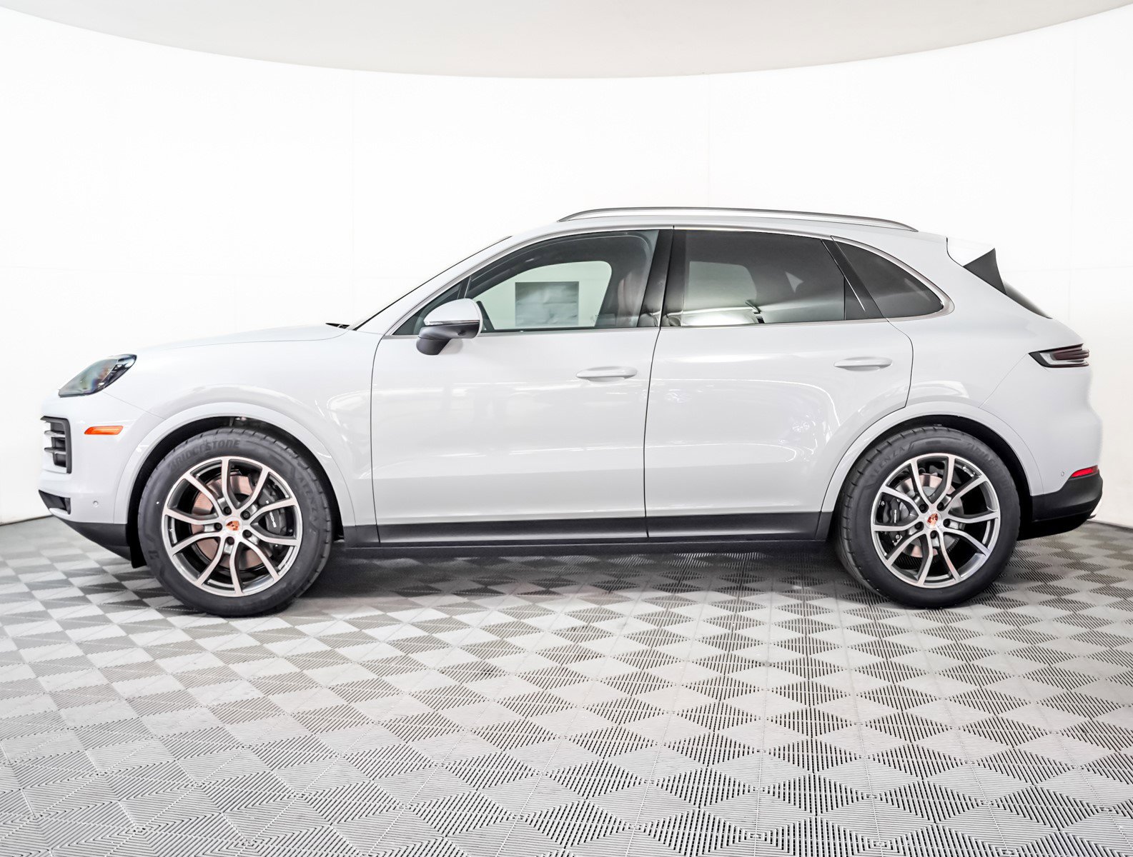 2025 Porsche Cayenne photo 2