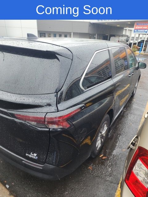 2023 Toyota Sienna LE photo 3