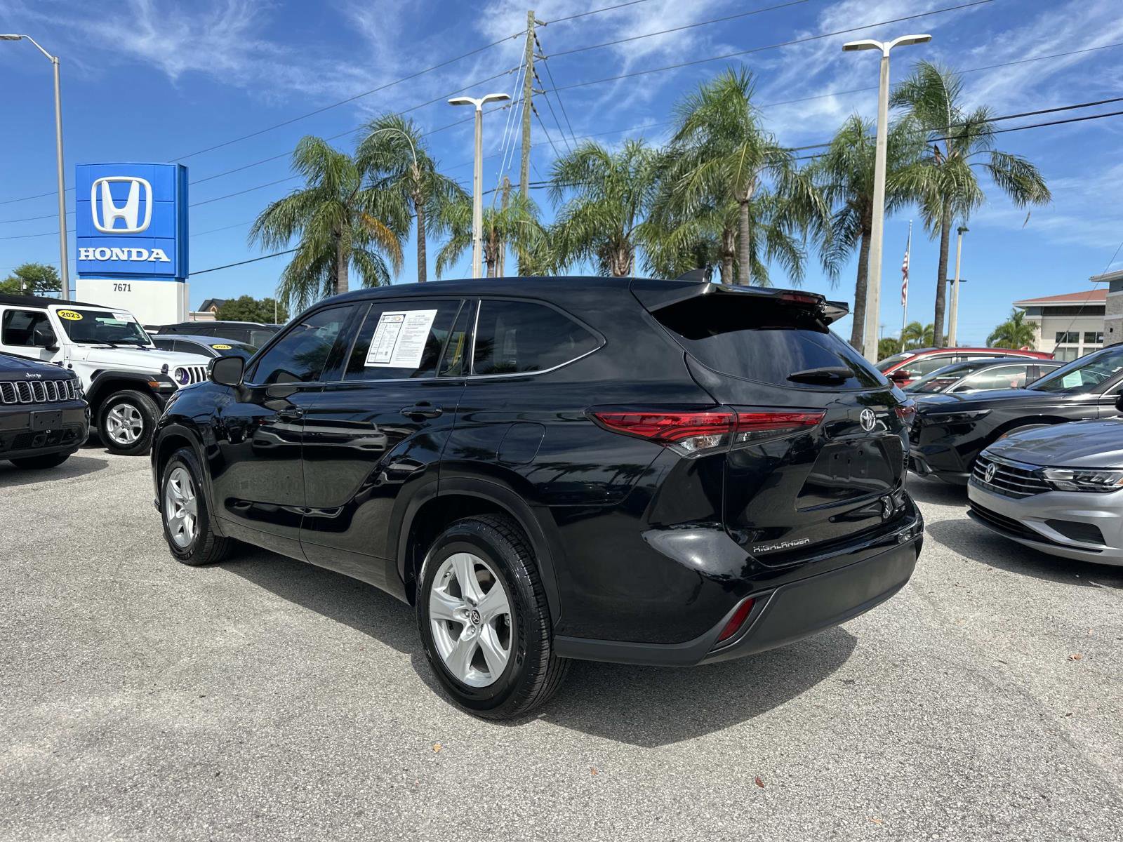 2022 Toyota Highlander LE photo 3