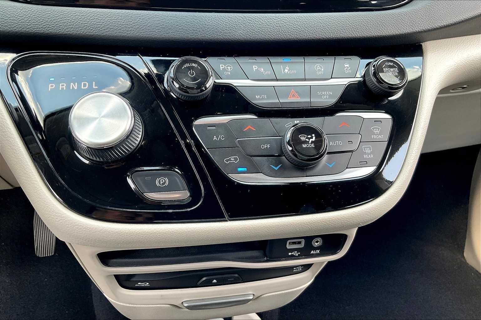 2020 Chrysler Pacifica Touring Plus photo 30