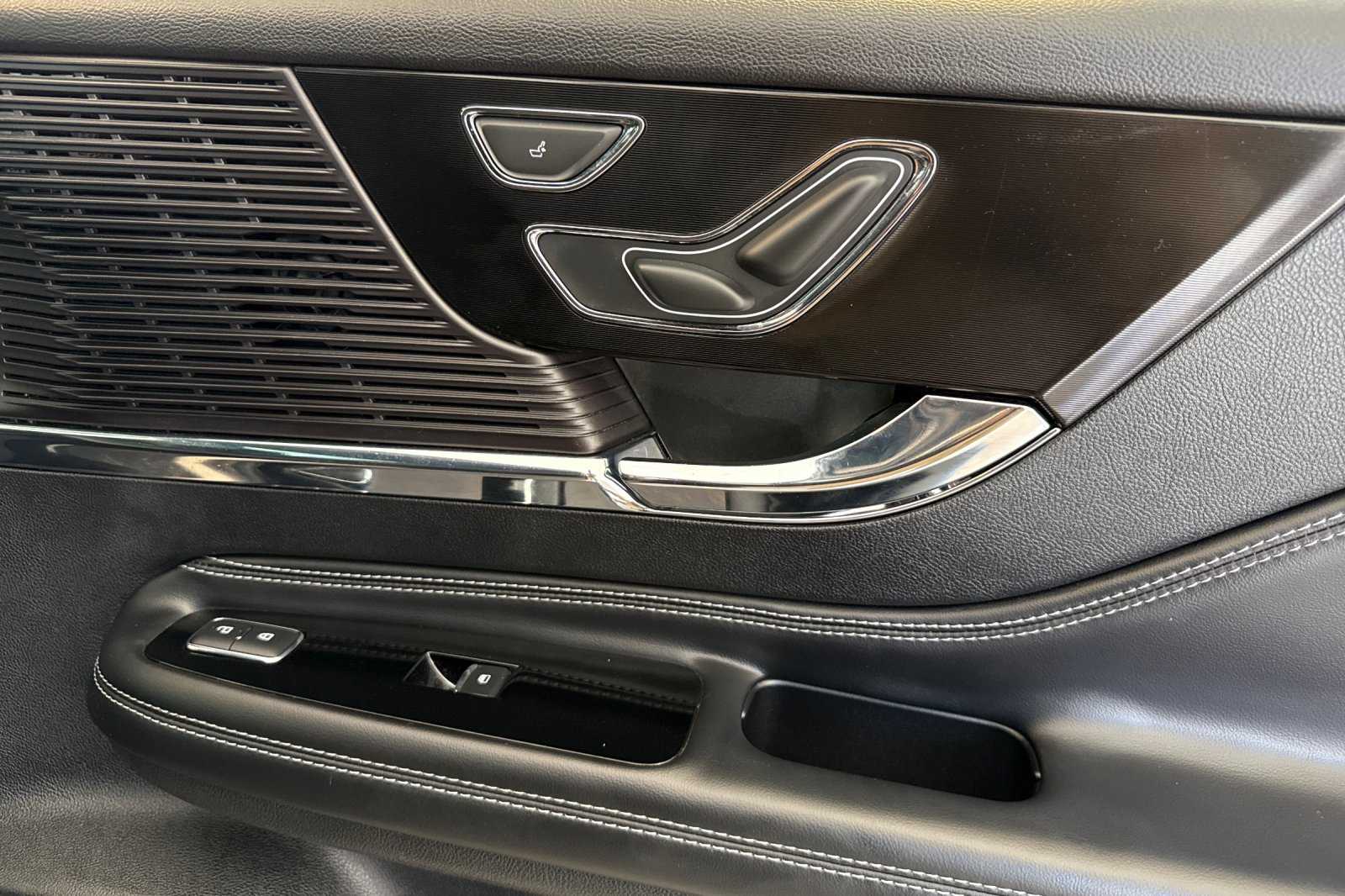 2022 Lincoln Corsair Standard photo 16