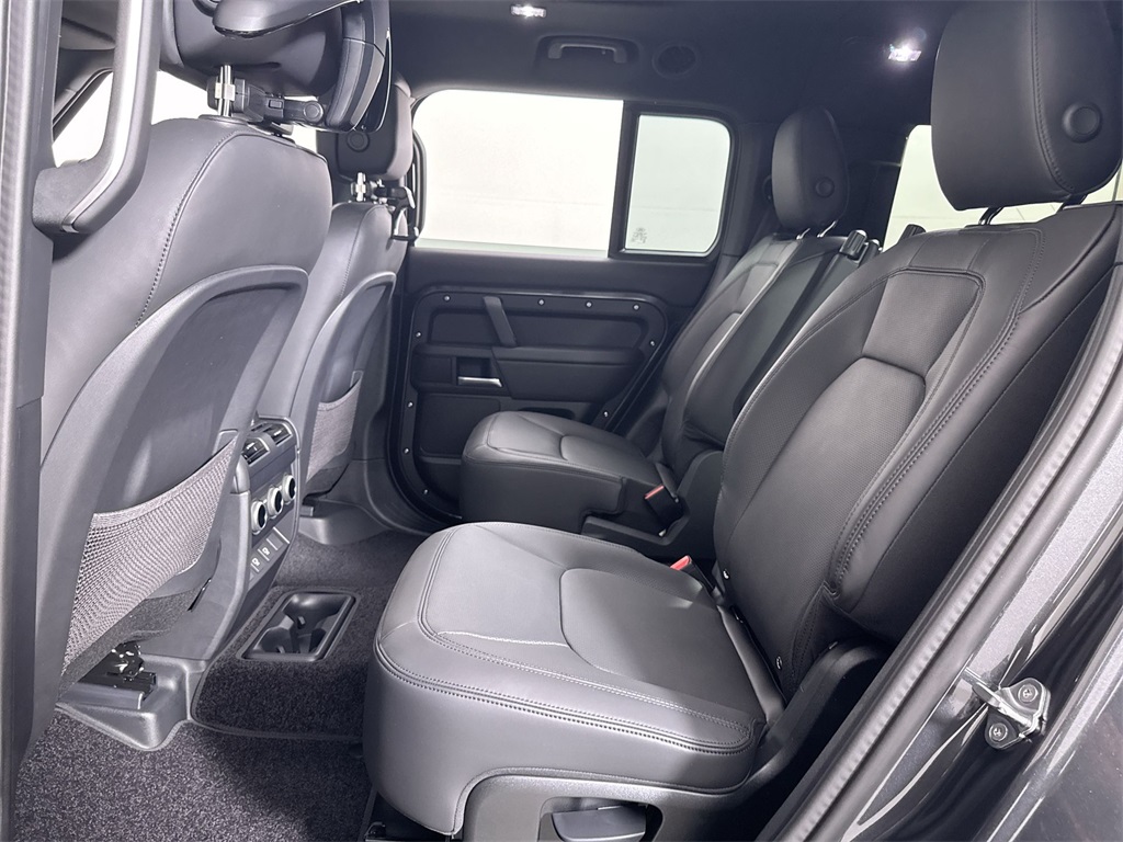2025 Land Rover Defender 130 X-Dynamic SE photo 19