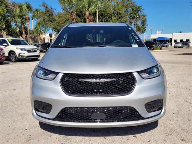 2026 Chrysler Pacifica photo 4