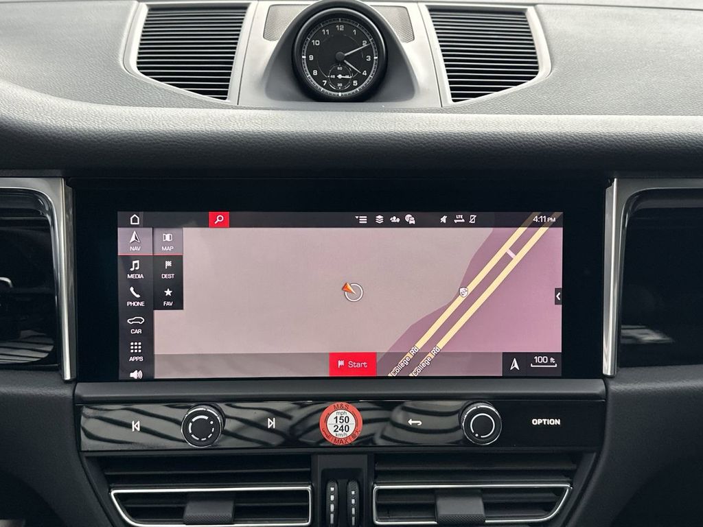 2025 Porsche Macan Base photo 14