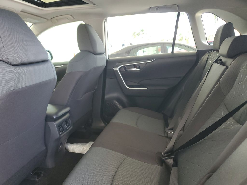 2025 Toyota RAV4 XLE photo 16
