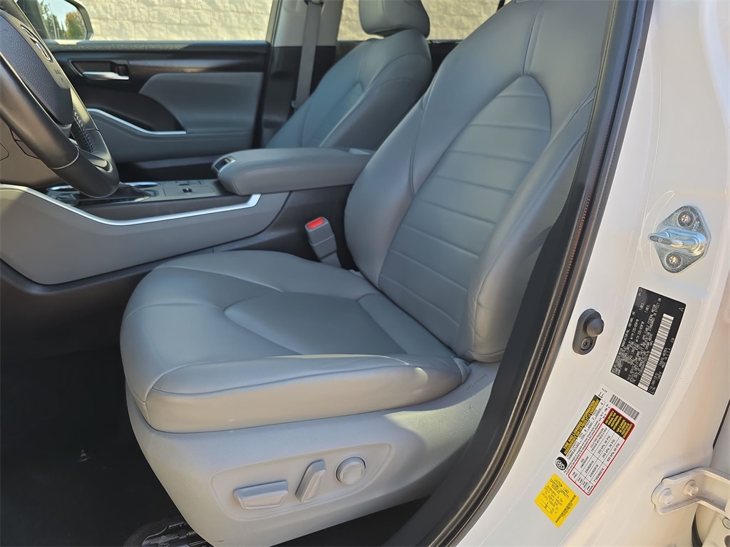 2023 Toyota Highlander XLE photo 16