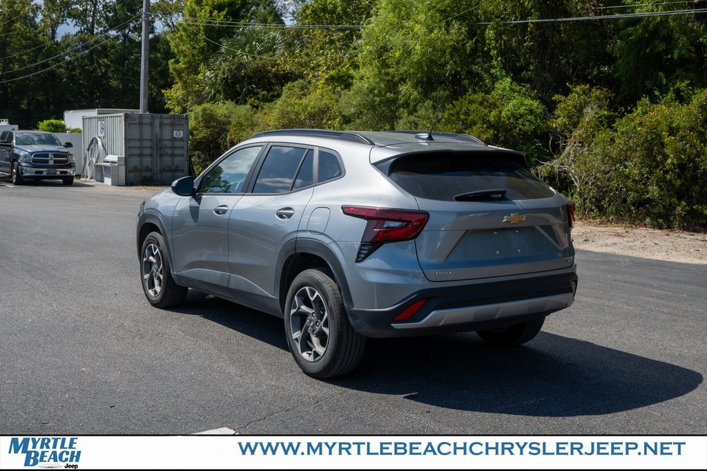2025 Chevrolet Trax LT photo 4