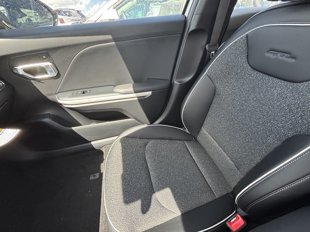 2025 Kia K4 GT-Line photo 14