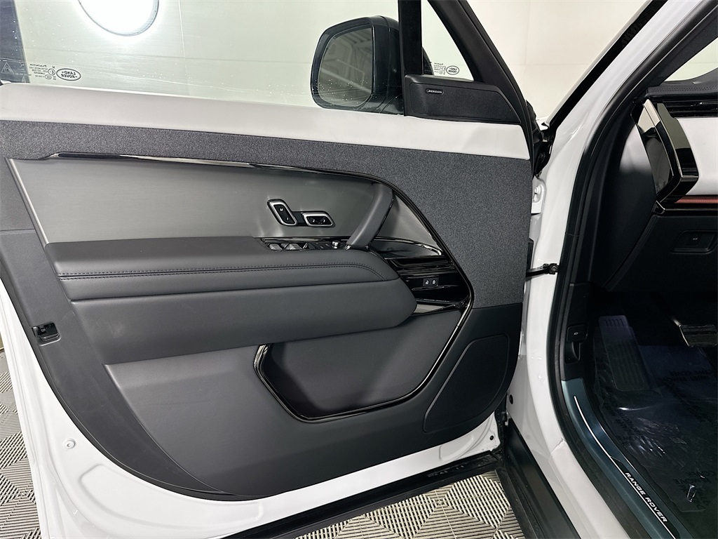 2025 Land Rover Range Rover Sport SE photo 17